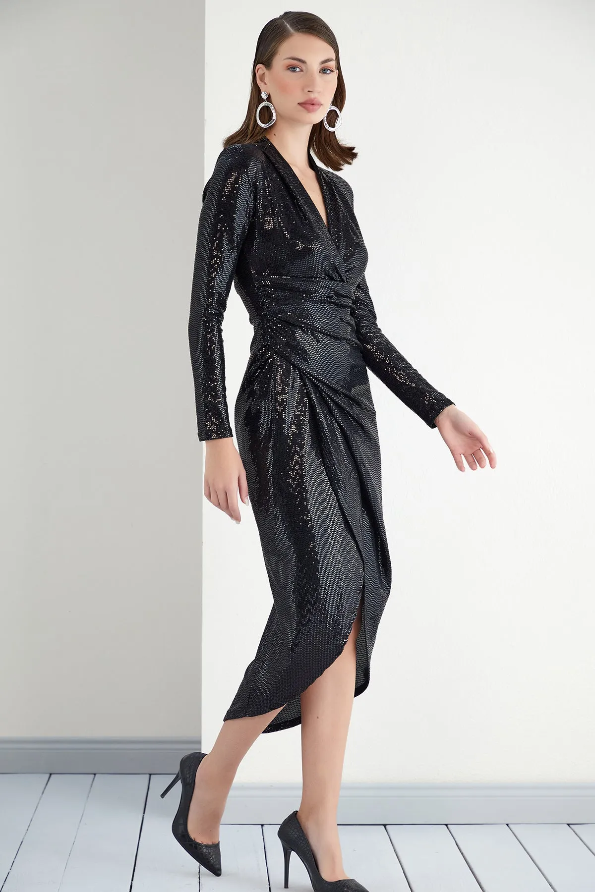 Glimmering Sequin Midi Dress in Black
