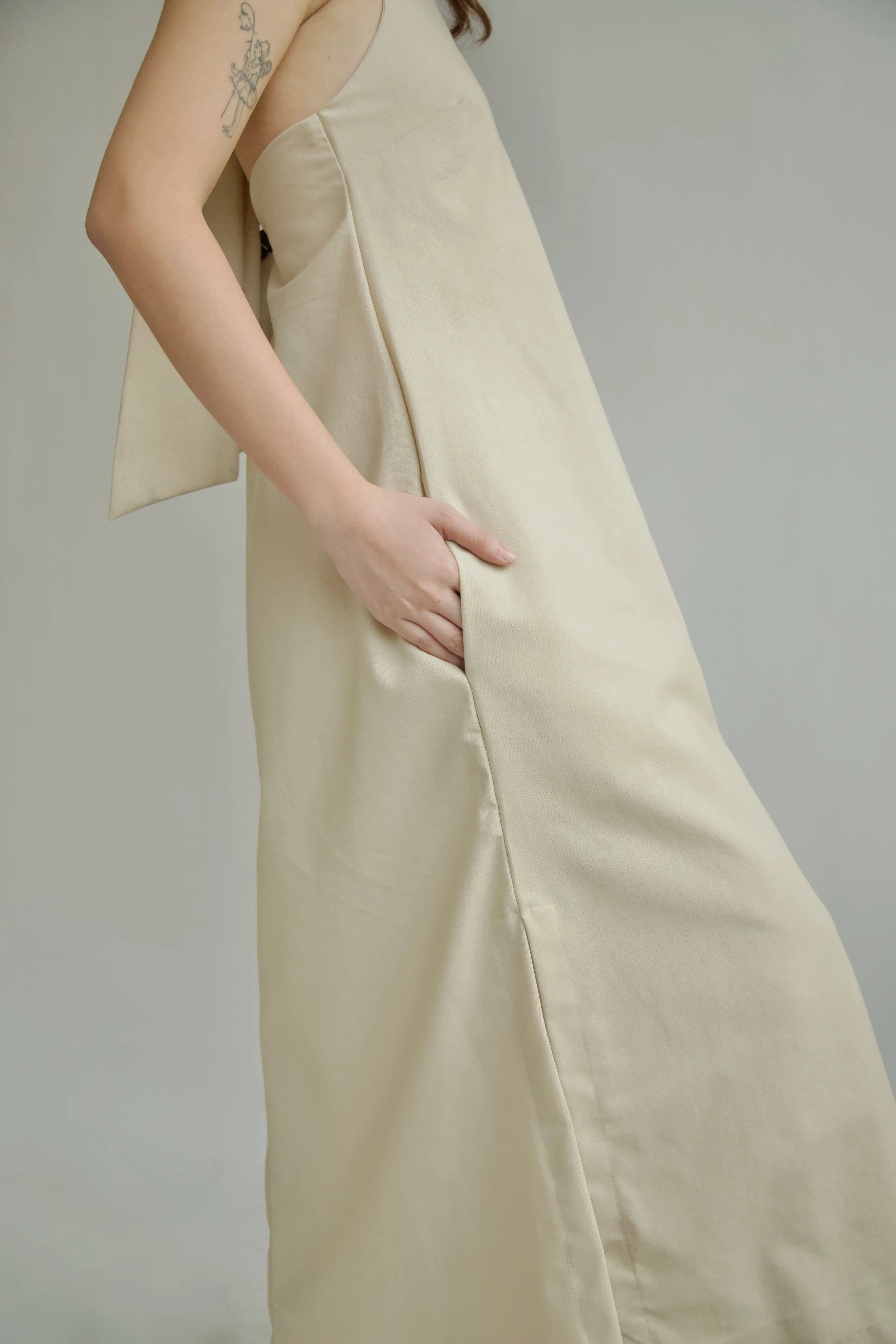 HALTER NECK TIE WRAP MIDI DRESS