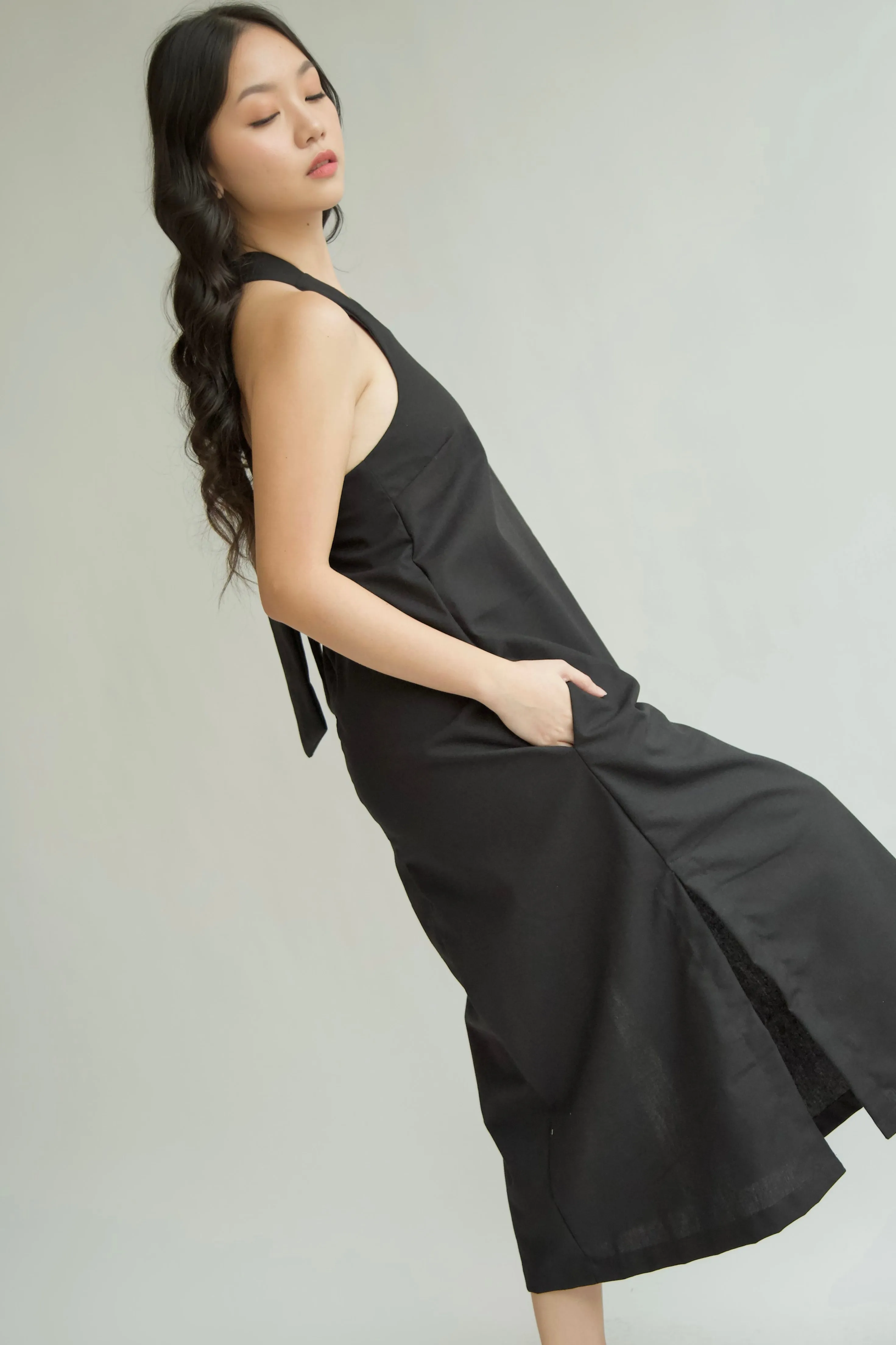 HALTER NECK TIE WRAP MIDI DRESS