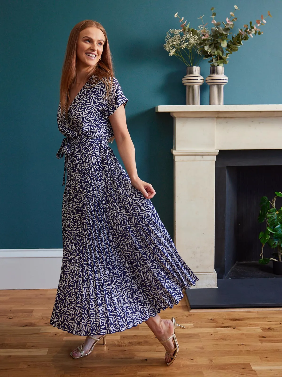 Nena - Pleated Dress - Navy Leaf Print